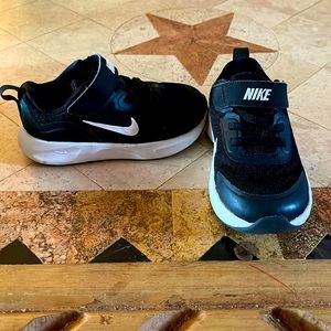 Size 7 toddler Nike tennis shoes!